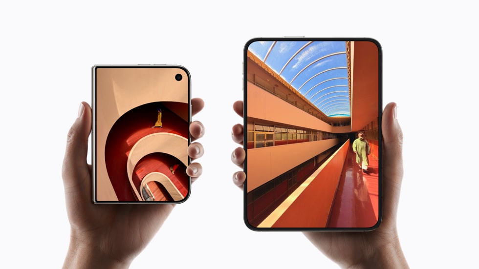 Dos iPhone Duo sostenidos con las manos, uno cerrado y otro abierto