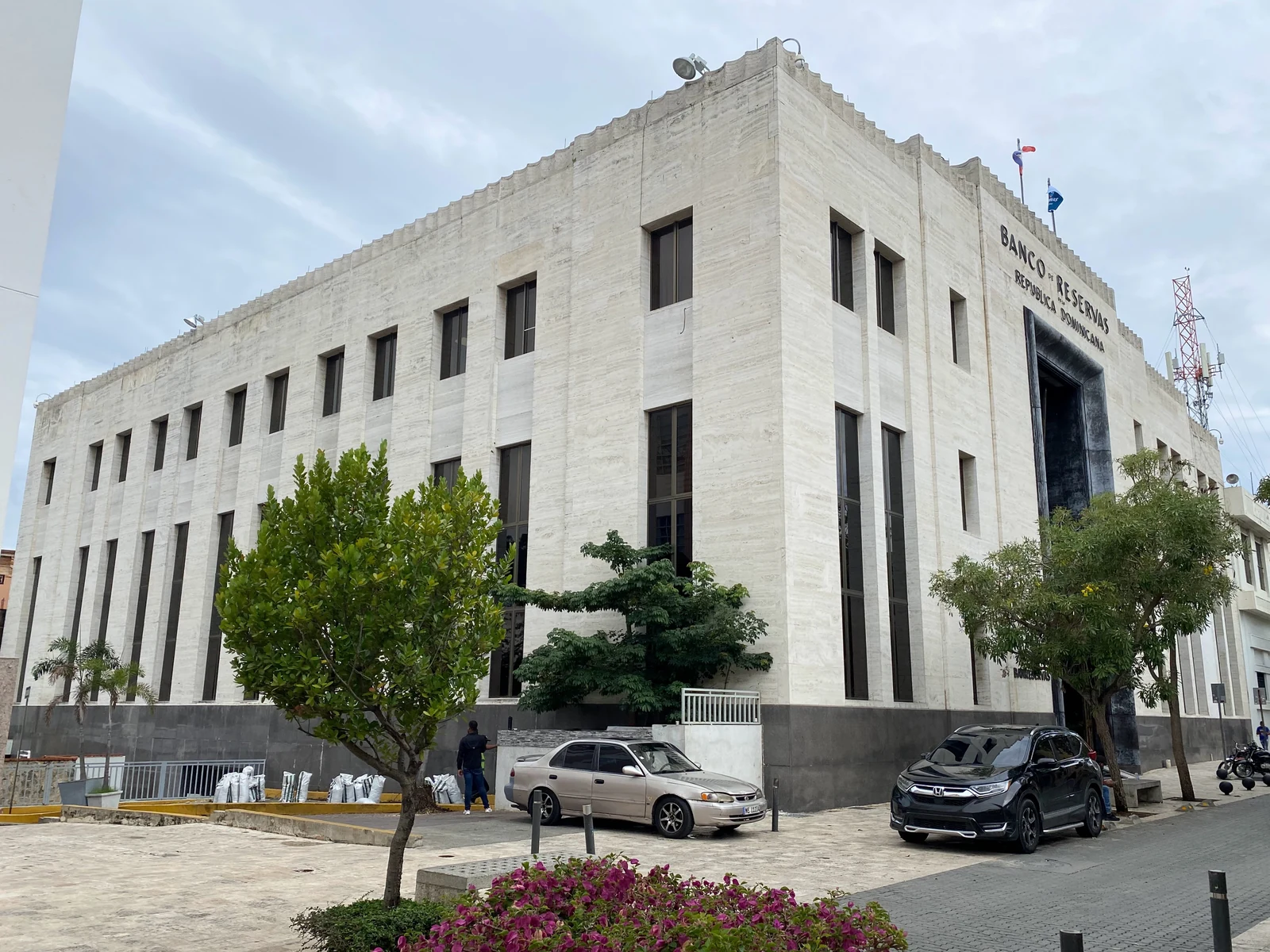 Imagen de archivo: Banco de Reservas en Ciudad Colonial, Santo Domingo, 2024; no corresponde a Laderas del Este.