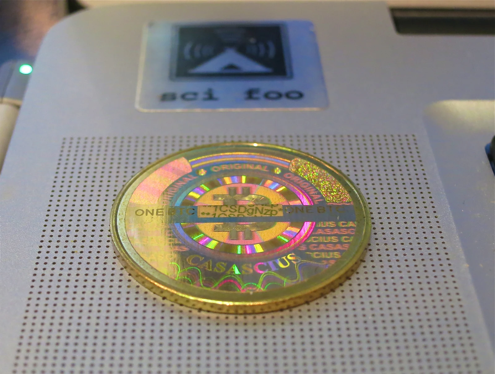 Archivo: pieza física Casascius asociada a Bitcoin, enero de 2013. Imagen de contexto; no muestra el software Bitcoin Core 32.0rc3.