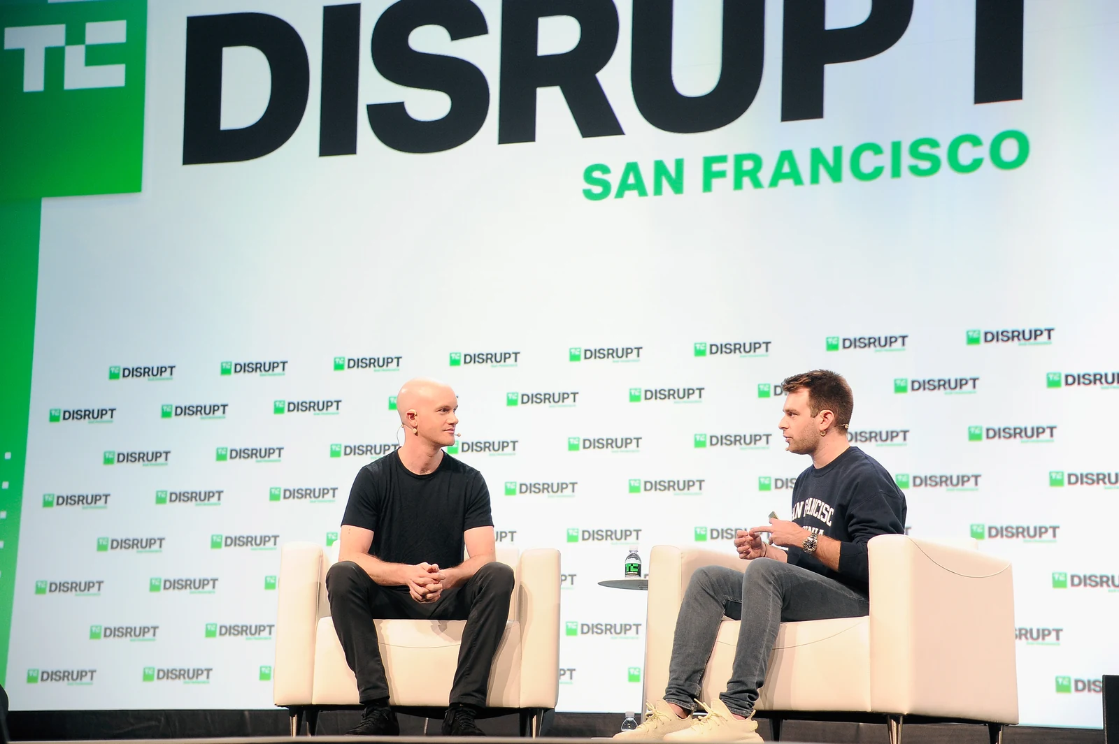 Archivo: Brian Armstrong, cofundador de Coinbase, con Fitz Tepper en TechCrunch Disrupt San Francisco, septiembre de 2018. No corresponde al registro de Coinbase Clearing.