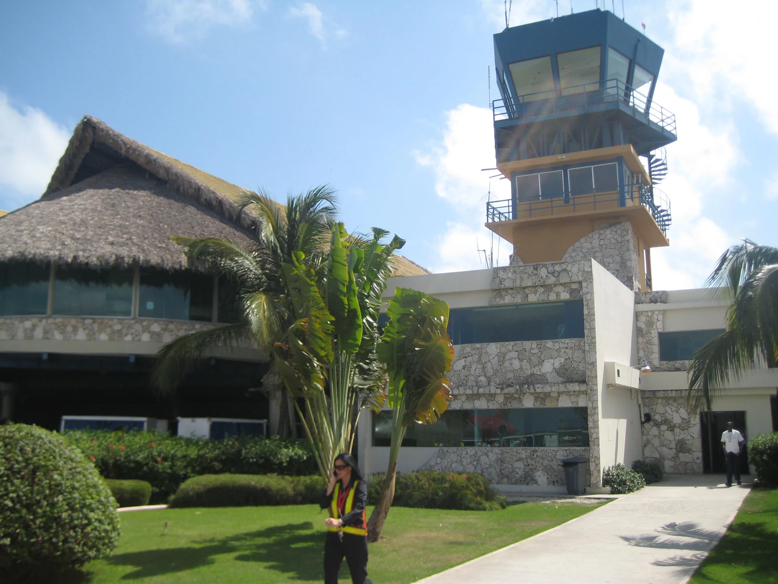 Imagen de archivo: terminal y torre de control de Punta Cana, 2010; no muestra el nuevo equipo anunciado.