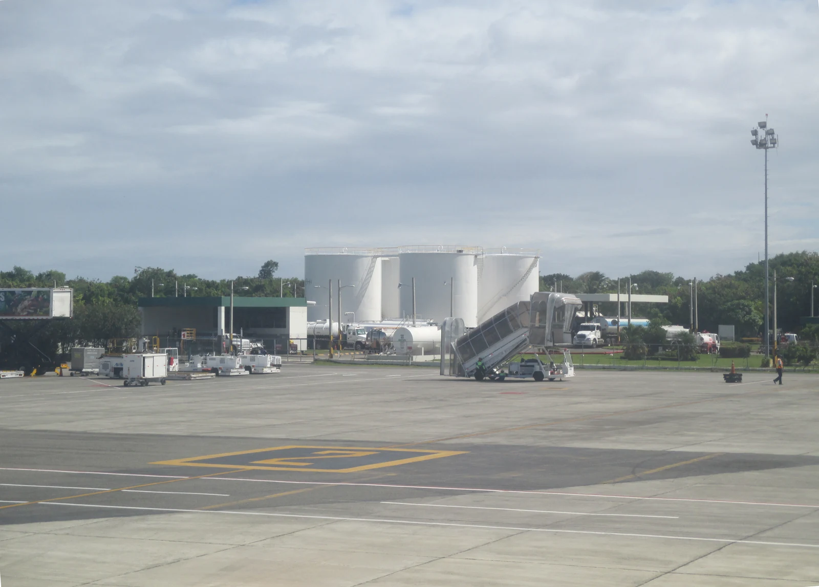 Archivo: depósito de combustible de aviación en el aeropuerto de Punta Cana, 2015. Contexto de infraestructura; no muestra precios de gasolina ni el anuncio del MICM.