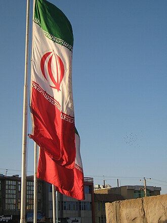Bandera de Irán en Nishapur; fotografía de archivo.