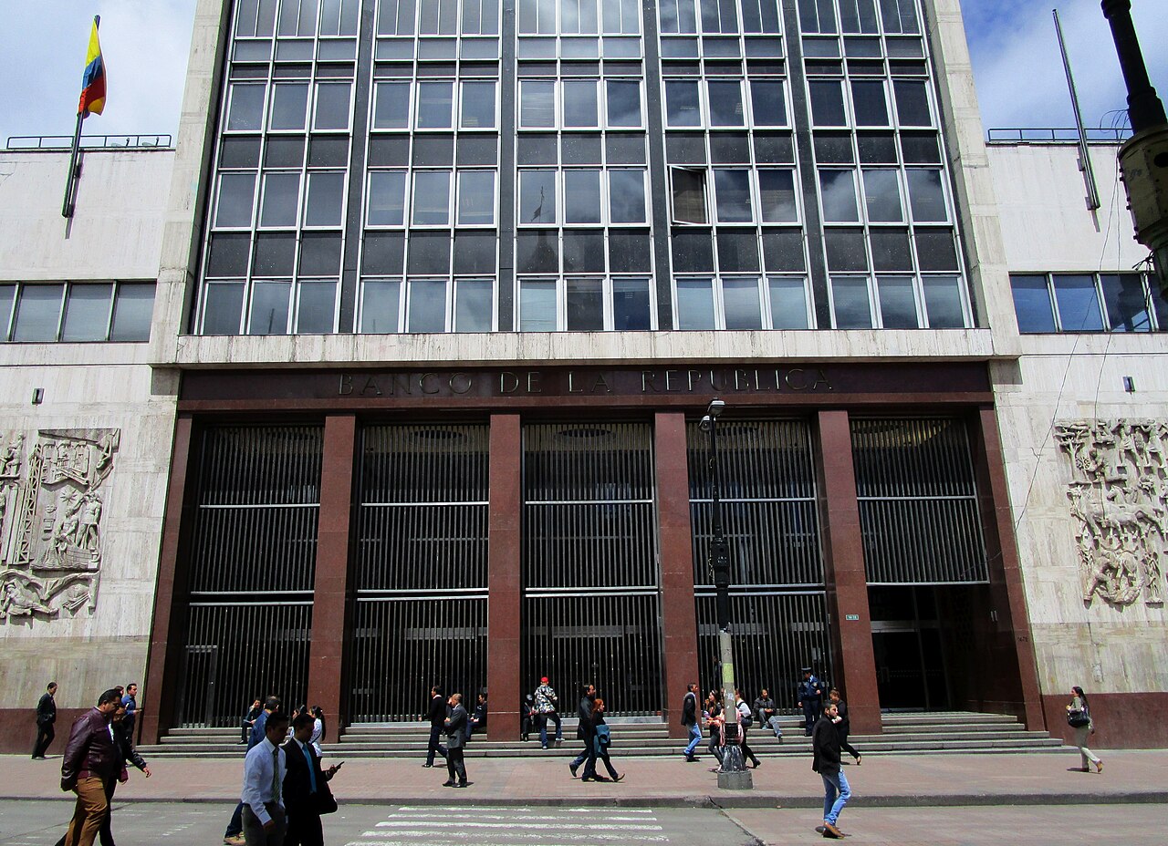 Entrada del Banco de la República en Bogotá. Archivo de 2015.